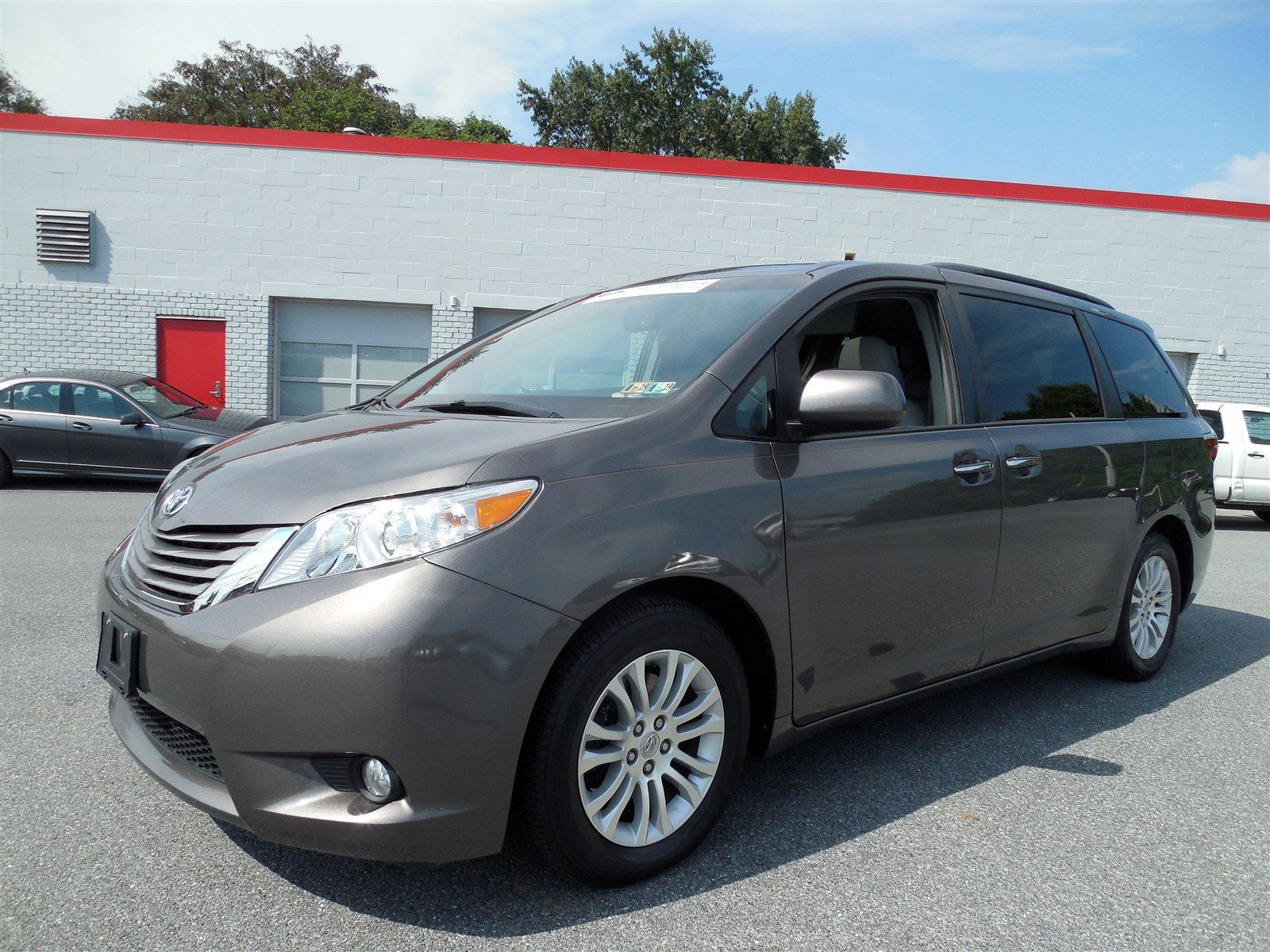 Certified Pre-owned 2015 Toyota Sienna Xle Premium Mini-van, Passenger 